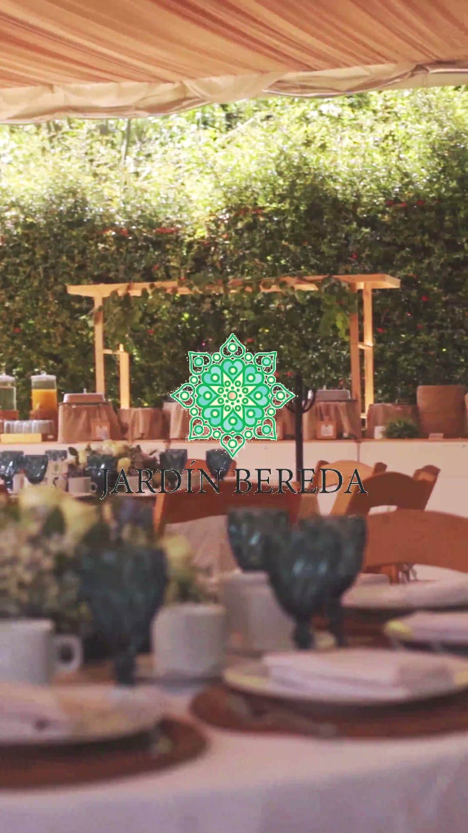 Vista del jardín con vegetación y montaje de evento